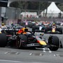 Verstappen trionfa in Azerbaijan, out il leader Piastri