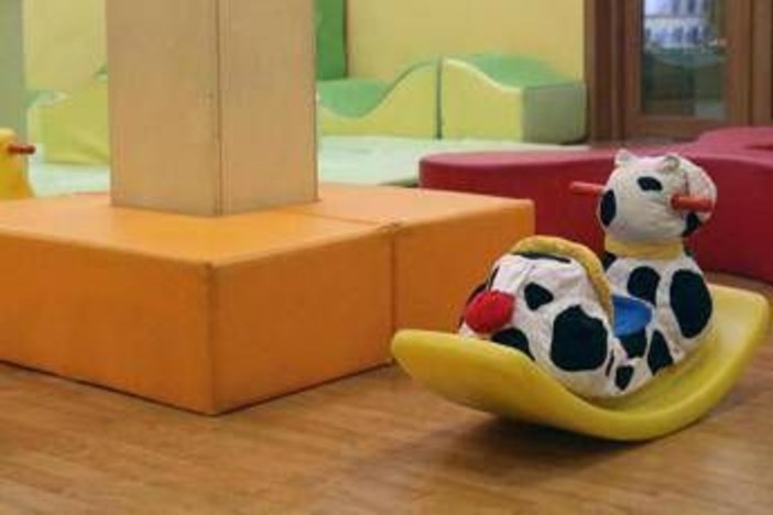 Bimba legata a una sedia con una sciarpa, licenziata educatrice in asilo di Napoli Bimba legata a una sedia con una sciarpa, licenziata educatrice in asilo di Napoli