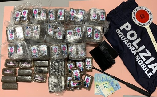Arrestati due uomini con 16 chili di Hashish in macchina Arrestati due uomini con 16 chili di Hashish in macchina