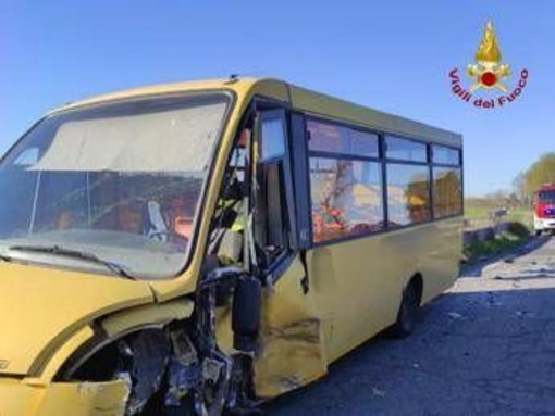 Scuolabus con 10 bambini contro auto nel Pavese: feriti conducenti Scuolabus con 10 bambini contro auto nel Pavese: feriti conducenti
