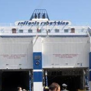 Napoli, incendio su traghetto con 155 passeggeri: fiamme domate