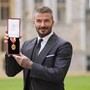 Beckham è 'Sir', re Carlo lo nomina Cavaliere per "i servigi resi allo sport e alla beneficenza" Beckham è 'Sir', re Carlo lo nomina Cavaliere per "i servigi resi allo sport e alla beneficenza"