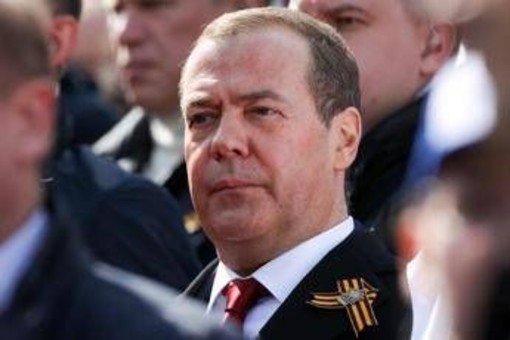 Trump e l'ultimatum a Putin sull'Ucraina, la replica di Medvedev: &quot;Gioca, ma rischia guerra contro Usa&quot;