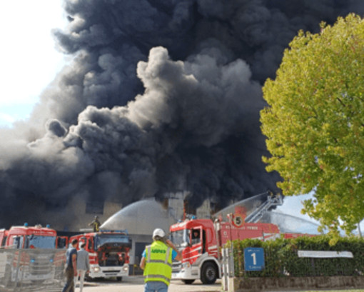 Maxi incendio a Malo, fiamme in una fabbrica di laterizi: "Mantenere chiuse porte e finestre" Maxi incendio a Malo, fiamme in una fabbrica di laterizi: "Mantenere chiuse porte e finestre"