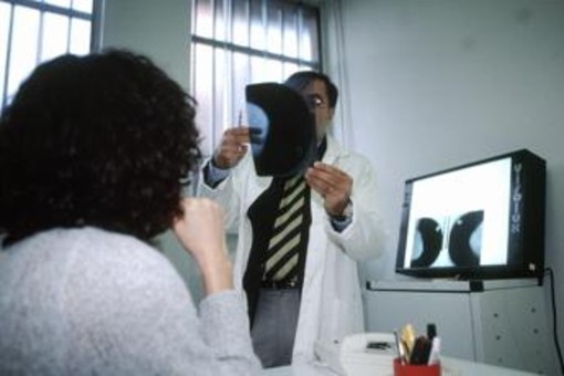 L'indagine, 1 donna su 3 con cancro dell'ovaio aspetta oltre 1 anno per la diagnosi L'indagine, 1 donna su 3 con cancro dell'ovaio aspetta oltre 1 anno per la diagnosi
