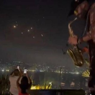 Guerra Israele-Iran, missili nel cielo e musica alla festa: il video virale