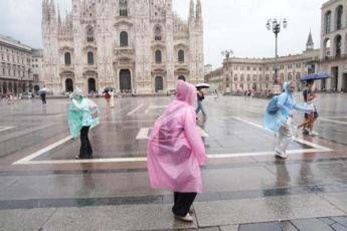 Meteo, cede l’anticiclone: arrivano piogge e rovesci a partire dal Nord-Ovest Meteo, cede l’anticiclone: arrivano piogge e rovesci a partire dal Nord-Ovest