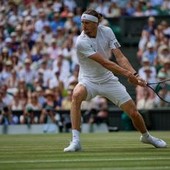 Wimbledon, paura Zverev: cade e resta a terra, lo aiuta... Sinner Wimbledon, paura Zverev: cade e resta a terra, lo aiuta... Sinner