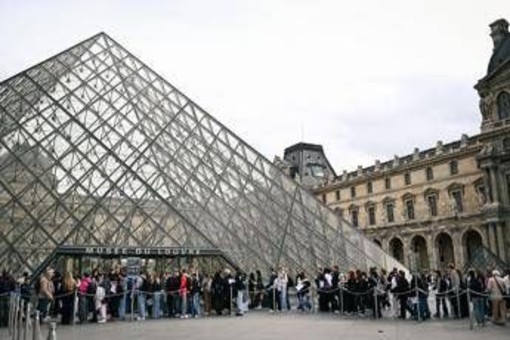 Furto al Louvre, le ipotesi sul gruppo di ladri: "Più di 4, nessuna evidenza di un complice nel museo" Furto al Louvre, le ipotesi sul gruppo di ladri: "Più di 4, nessuna evidenza di un complice nel museo"