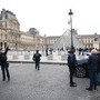 Colpo al Louvre, altri quattro fermi per il furto dei gioielli della corona francese