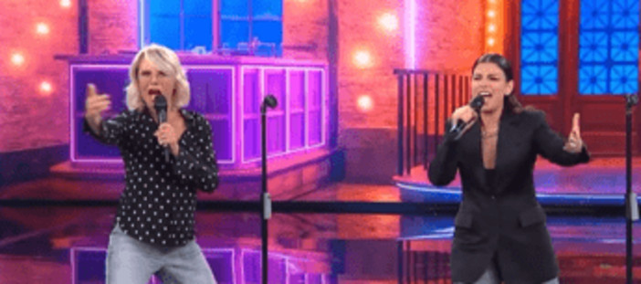 Tu si que vales, Emma canta e Maria De Filippi la imita: la gag esilarante