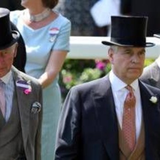 Principe Andrea, Carlo gli toglie i titoli reali: cosa c'entrano Camilla e Kate Principe Andrea, Carlo gli toglie i titoli reali: cosa c'entrano Camilla e Kate