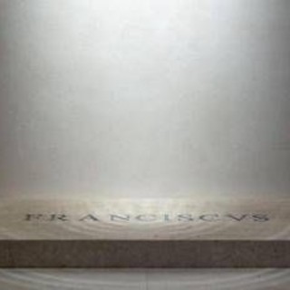 Papa Francesco, la tomba e l''errore' che fa discutere: la foto
