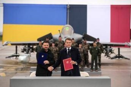 Ucraina, dalla Francia fino a 100 caccia Rafale: la svolta tecnologica nel momento buio di Kiev