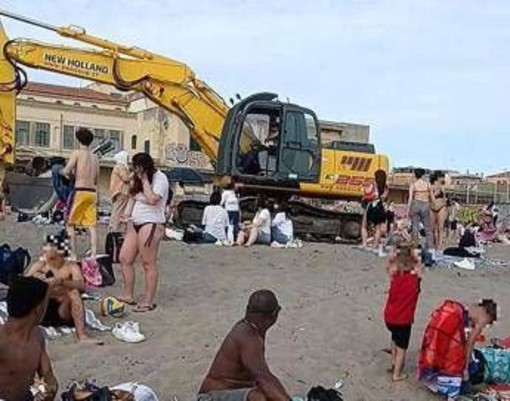 Ostia, &quot;ruspa tra i bagnanti in spiaggia, inaccettabile&quot;: la denuncia