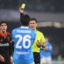 Olivera abbatte Smolcic, arbitro assegna rigore. Conte chiede un rosso: caos in Napoli-Como