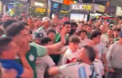 Mondiali, follia a New York: rissa tra tifosi di Argentina e Algeria Mondiali, follia a New York: rissa tra tifosi di Argentina e Algeria