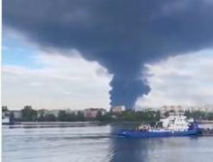 Ucraina, attacco contro una delle più grandi raffinerie in Russia. Mosca: "Abbattuti nella notte 605 droni di Kiev" Ucraina, attacco contro una delle più grandi raffinerie in Russia. Mosca: "Abbattuti nella notte 605 droni di Kiev"