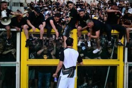 Juventus, tifoso in ospedale dopo scontri. La richiesta alla squadra: "Non giocate"