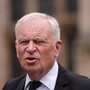 Addio a Jeffrey Archer, lo scrittore britannico da oltre 300 milioni di copie: aveva 86 anni, la sua vita tra politica e scandali