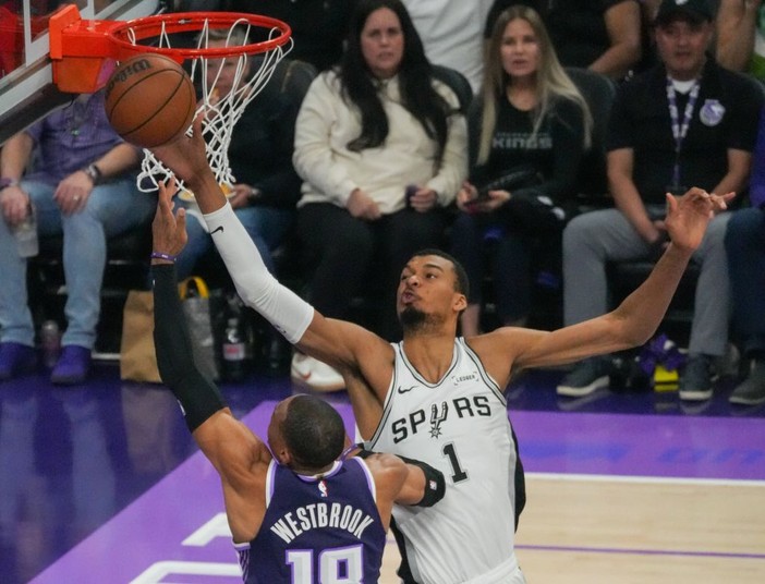 Spurs alle Nba Finals dopo 12 anni, Okc eliminata in gara-7 Spurs alle Nba Finals dopo 12 anni, Okc eliminata in gara-7