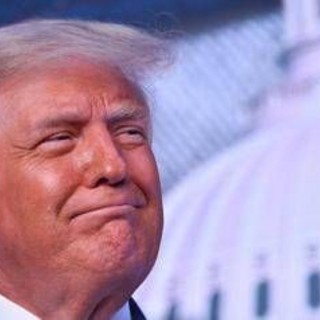 Usa, Trump concede grazia all'ex sindaco di New York Giuliani e ad altri 76