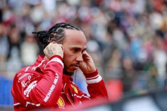 Ferrari, Hamilton furioso a Gedda: non saluta i fan e vola ai box - Video