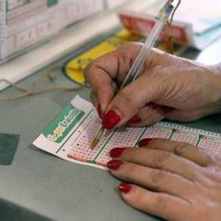 Superenalotto, numeri combinazione vincente oggi