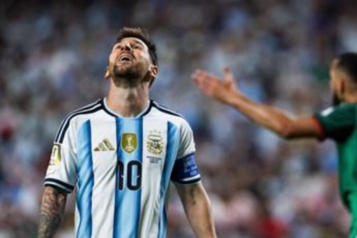 Messi, il comunicato della famiglia su papà Jorge: "Sotto osservazione, rispettate privacy"