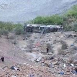 Incidente nel sud del Perù, bus finisce in un burrone: almeno 37 morti Incidente nel sud del Perù, bus finisce in un burrone: almeno 37 morti