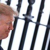 Iran, Trump sospende gli attacchi: "Ma si arrivi subito a un accordo"