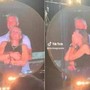 Effetto kiss cam dei Coldplay, dopo il Ceo anche Kristin Cabot si dimette da Astronomer