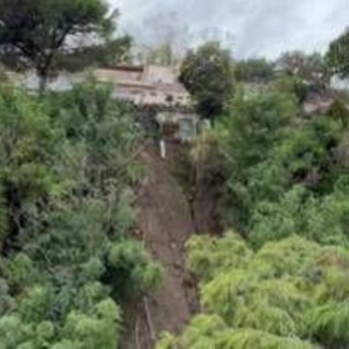 Maltempo in Campania, frana a Mergellina: evacuati tre appartamenti