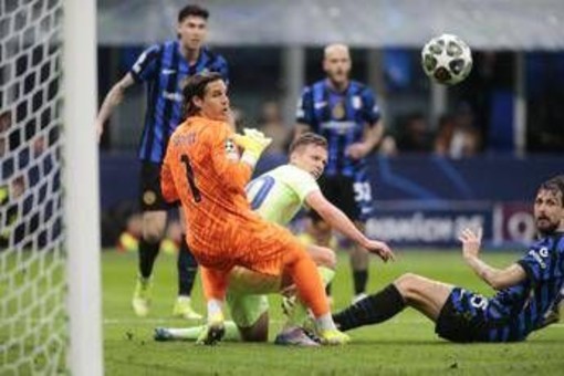 Inter-Barcellona, Inigo Martinez sputa ad Acerbi dopo il gol del 2-0 - Video