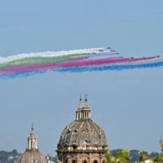 Carlo e Camilla da Mattarella, Frecce Tricolori e Red arrows sorvolano il Quirinale