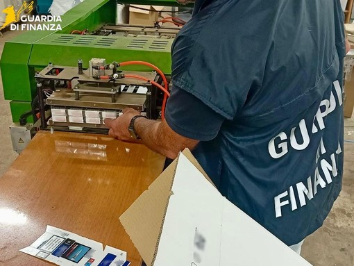 A Viterbo smantellata fabbrica di sigarette di contrabbando, 8 arresti A Viterbo smantellata fabbrica di sigarette di contrabbando, 8 arresti