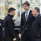 Ucraina-Russia, Zelensky al tavolo con gli inviati di Trump: "Guerra continuerà" Ucraina-Russia, Zelensky al tavolo con gli inviati di Trump: "Guerra continuerà"