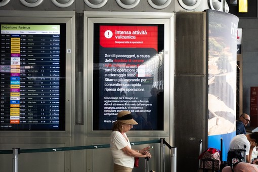 Cenere lavica dell’Etna, stop voli all’aeroporto di Catania fino alle 12 di domani Cenere lavica dell’Etna, stop voli all’aeroporto di Catania fino alle 12 di domani