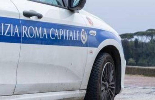 Roma, scontro tra autocarro e moto in via Ardeatina: muore un 43enne