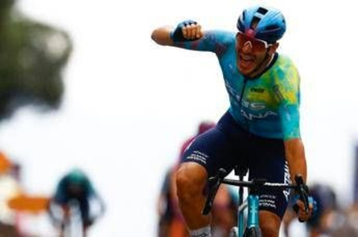 Giro d'Italia, Davide Ballerini vince in volata la sesta tappa. Eulalio sempre in rosa Giro d'Italia, Davide Ballerini vince in volata la sesta tappa. Eulalio sempre in rosa