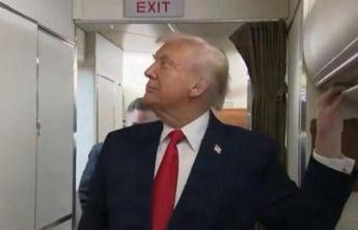 Trump e il bagno occupato sull'Air Force One: "C’è qualcuno lì dentro?" Trump e il bagno occupato sull'Air Force One: "C’è qualcuno lì dentro?"
