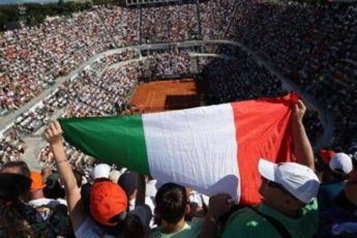 Sinner, un bambino 'carota' e un &quot;forza Juve&quot; per Bastoni: cori e cartelloni al Foro