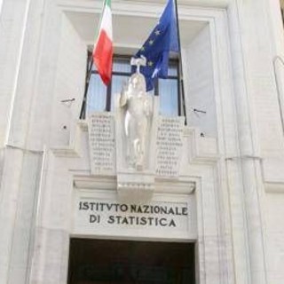 Istat, la stima: scende fiducia dei consumatori, sale quella delle imprese