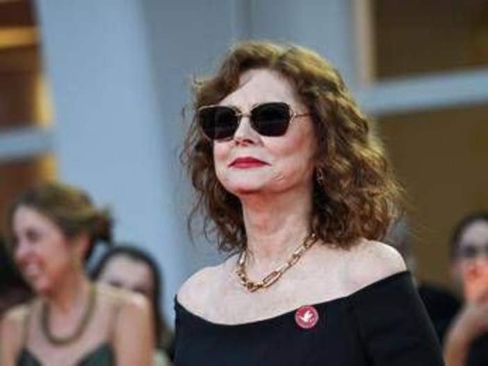 Mostra di Venezia, Susan Sarandon sul tappeto rosso con la spilletta 'cessate il fuoco a Gaza' Mostra di Venezia, Susan Sarandon sul tappeto rosso con la spilletta 'cessate il fuoco a Gaza'