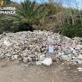 Discarica abusiva di 300 mq a Ischia, sequestri e denunce Discarica abusiva di 300 mq a Ischia, sequestri e denunce