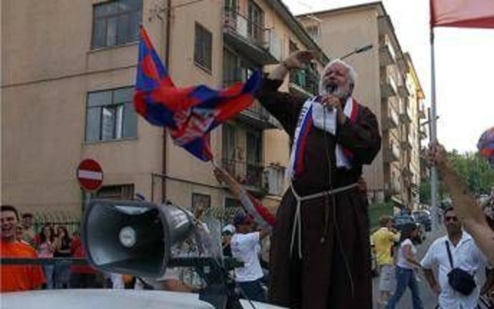 Addio Padre Fedele, morto a 87 anni il frate ultrà del Cosenza