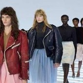 Prada, la gonna è un'ossessione e un invito alla contraddizione