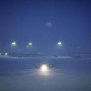 Neve e gelo in Francia, Parigi imbiancata: voli cancellati e trasporti nel caos