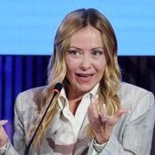 Manovra 2027, arrivano anche le targhe personalizzate. Meloni: "Ci si può sbizzarrire"