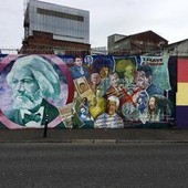 Proteste anti-migranti a Belfast, disordini e case bruciate nella notte Proteste anti-migranti a Belfast, disordini e case bruciate nella notte